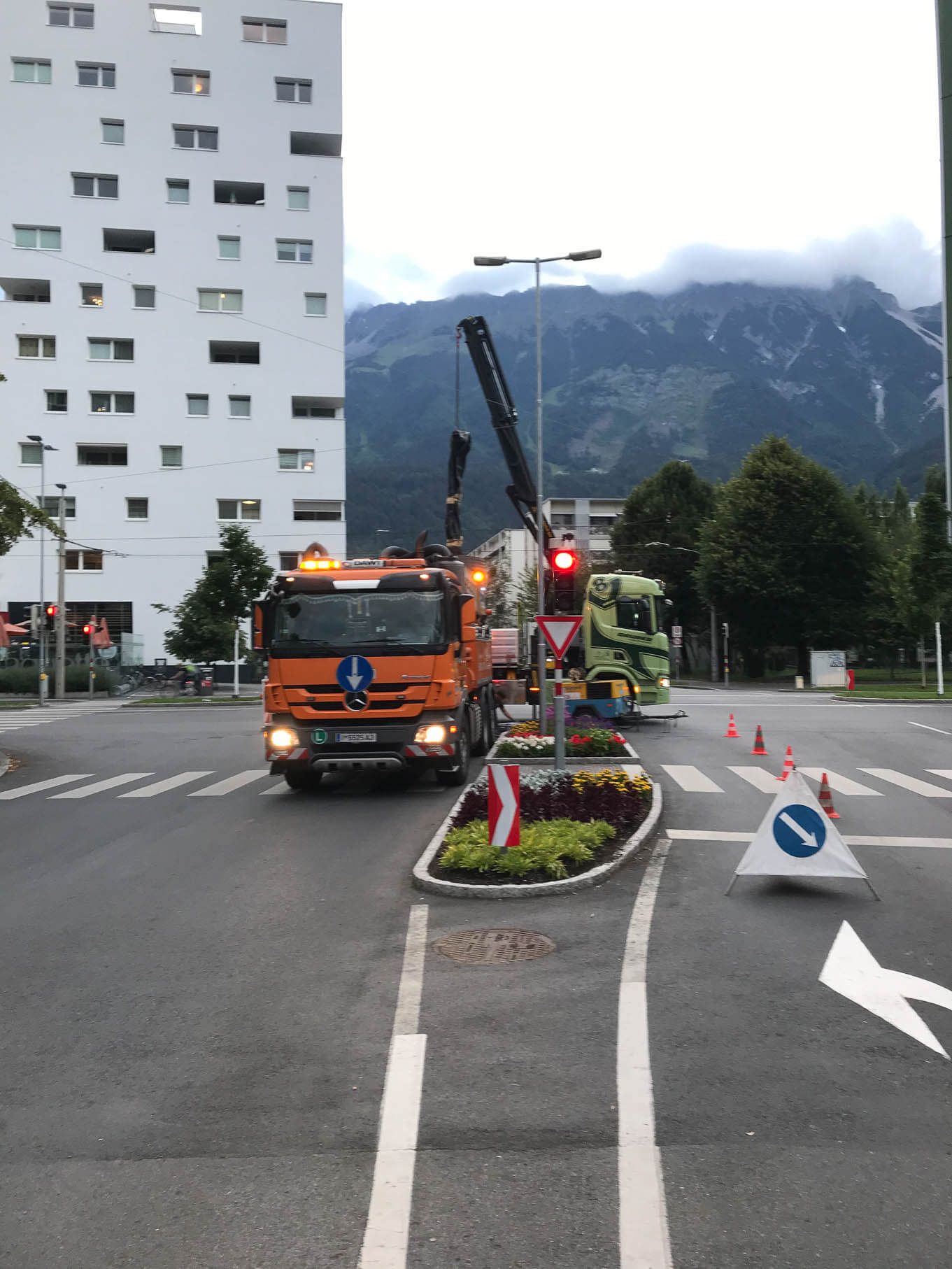 DAWI Fahrzeug auf Bundesstraße bei der Kanalreinigung