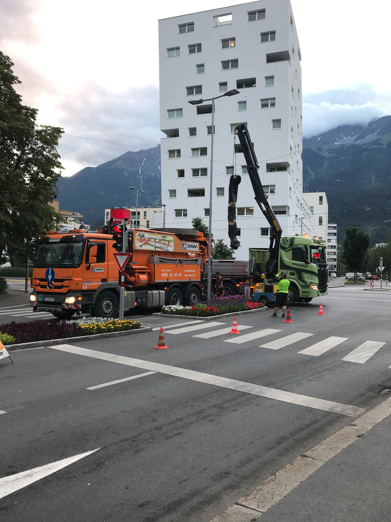 DAWI Fahrzeug bei Dichtheitsprüfung eines Großkanals auf der Hauptstraße