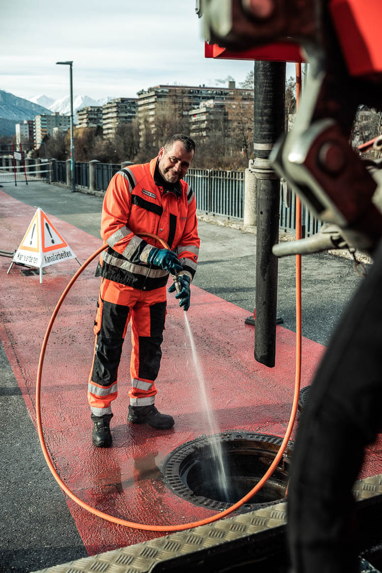 DAWI Mitarbeiter entfernt hartnäckige Ablagerungen mit Hochdruckschlauch