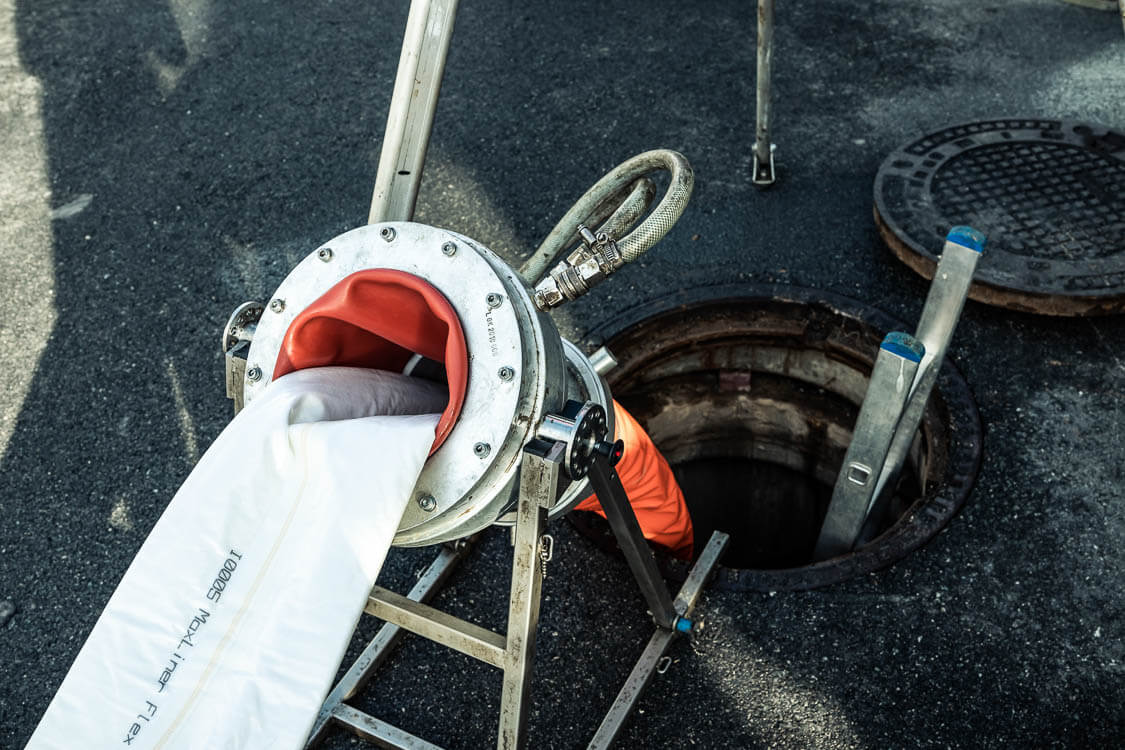 Nahaufnahme der Inliner-Technik zur Kanalsanierung