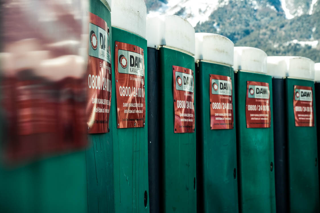 Nahaufnahme der grünen DAWI Dixi Toilette