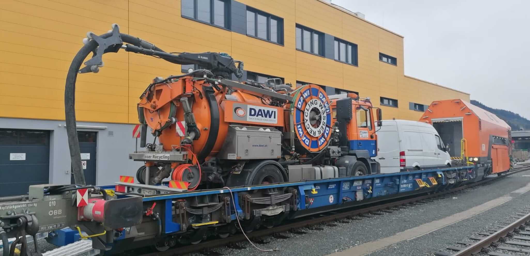 DAWI Spülfahrzeug auf dem Weg in den Eisenbahntunnel