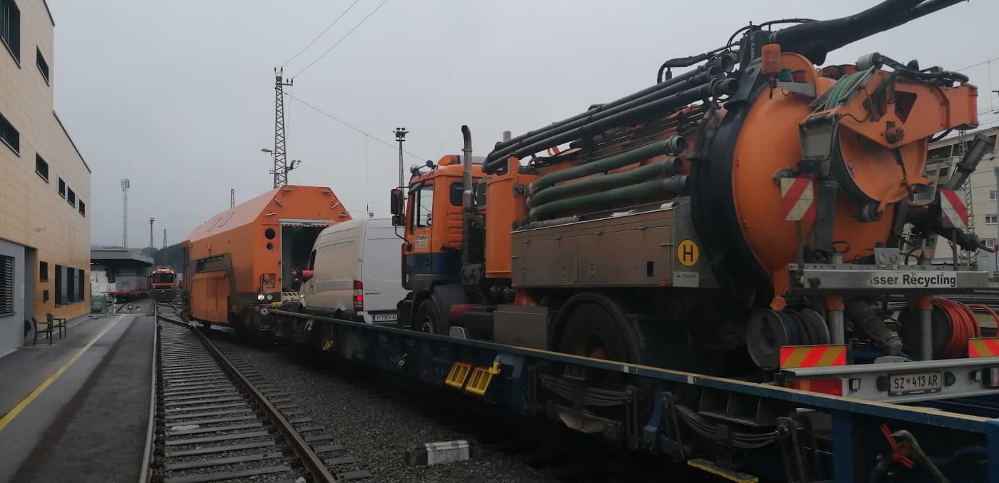 DAWI Spülfahrzeug wird über Schiene in den Eisenbahntunnel transportiert