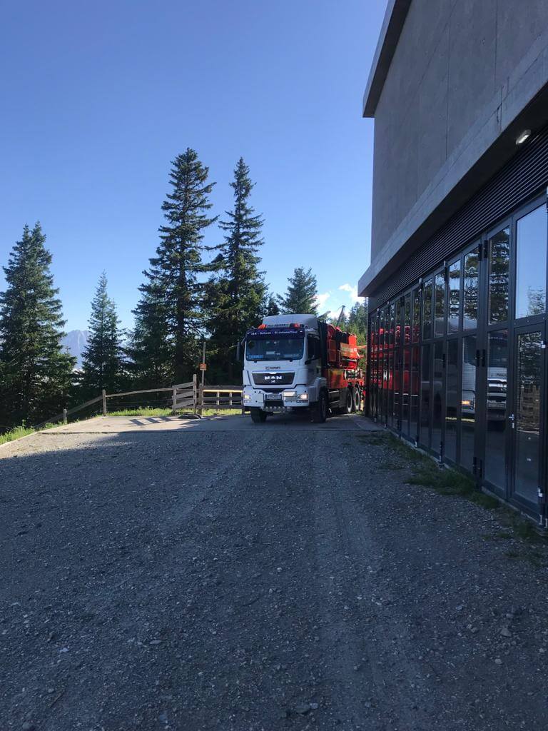 DAWI Fahrzeug parkt vor Bergstation