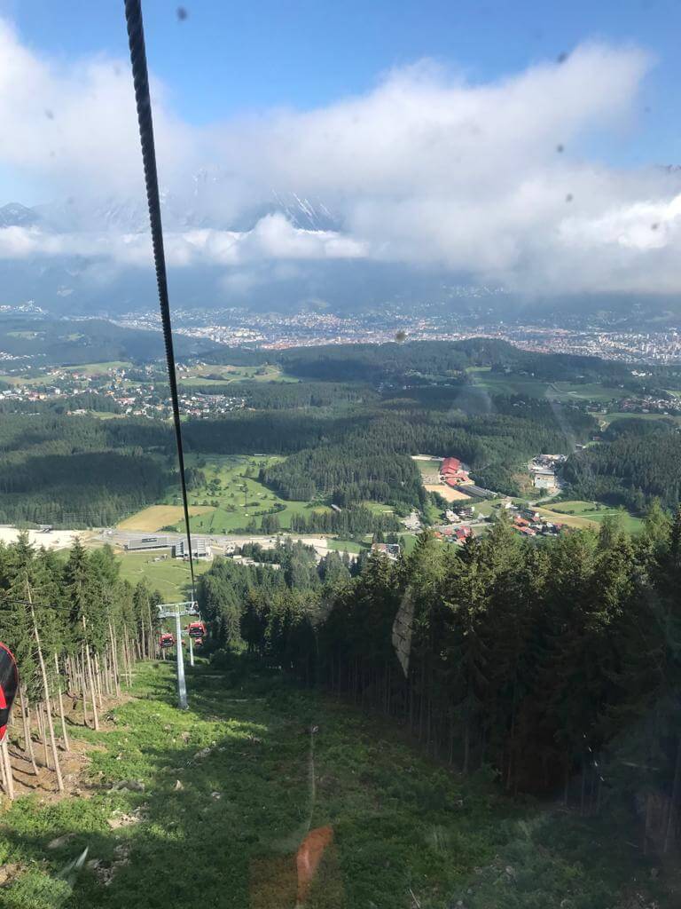 Aussicht von Bergbahn auf das Tal Tirol